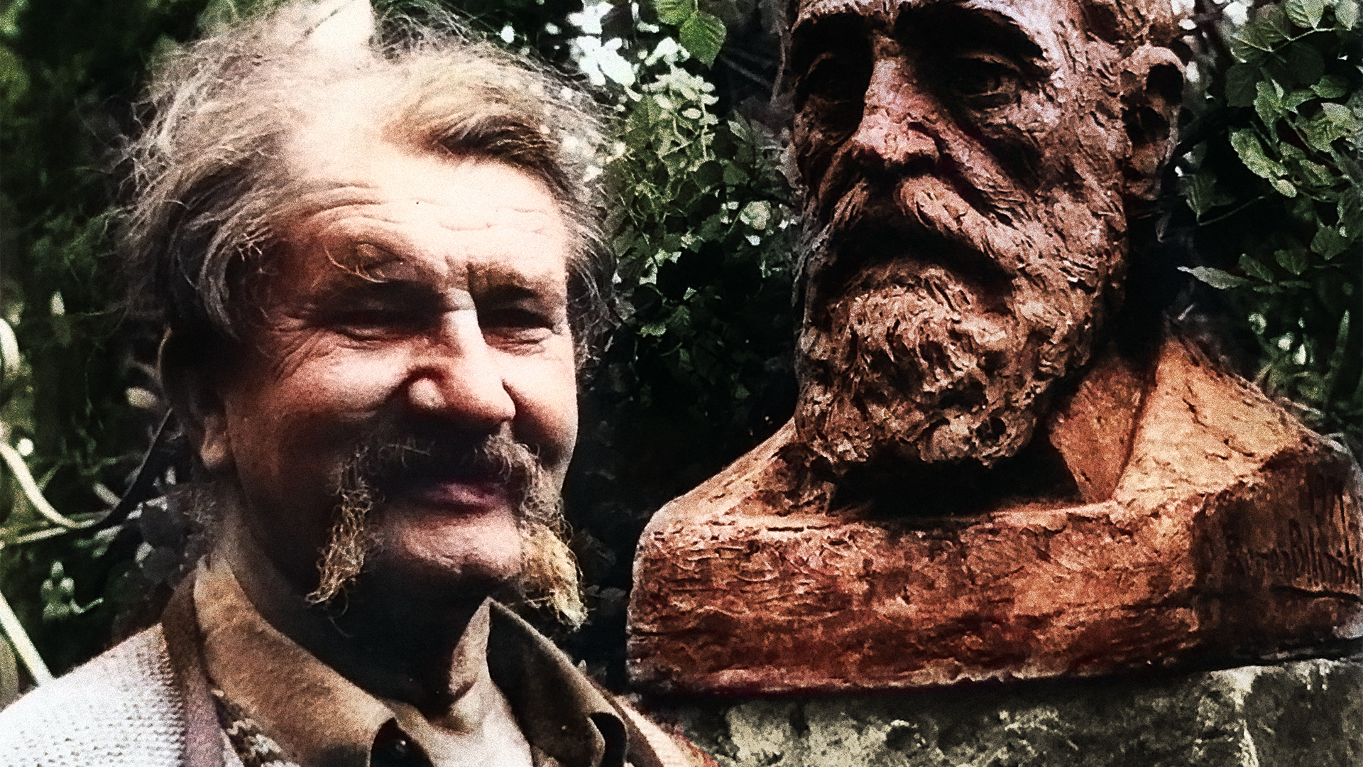 Roman Bilinski con scultura in terracotta