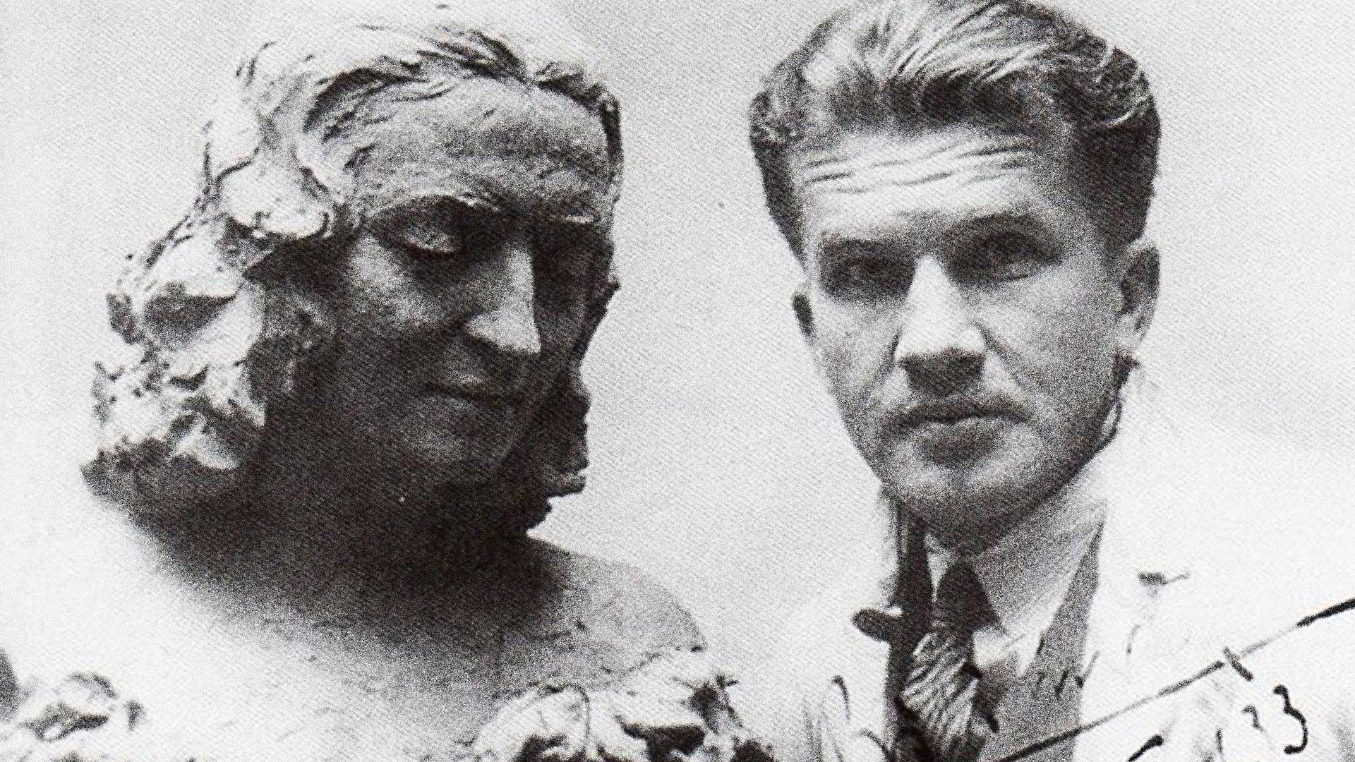 Roman Bilinski con scultura in marmo