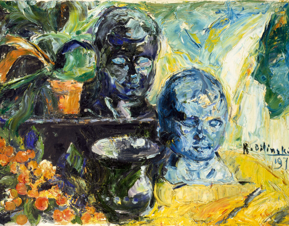 Natura morta con vaso e teste in ceramica